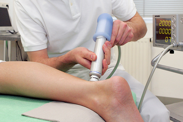 LEVSOCCERMED Praxis Behandlung Stoßwellentherapie Leverkusen Behandlung mit Lasertherapie in Leverkusen